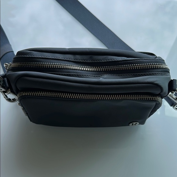 lululemon athletica everywhere Crossbody Bag 2L Oil Grey/Silver - Picture 5 of 7